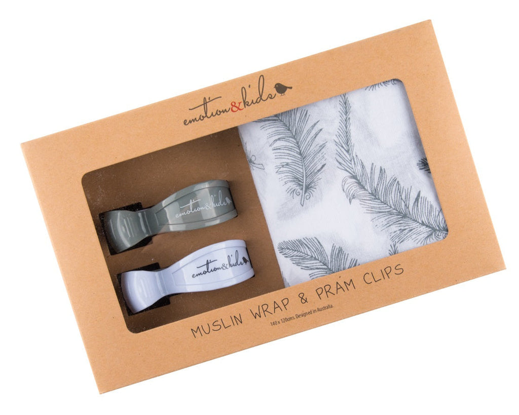 Muslin wrap and pram clips set in packaging with 'Emotion & Kids' branding.