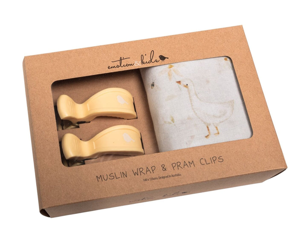 Muslin wrap and pram clips set in packaging with 'Emotion & Kids' branding.