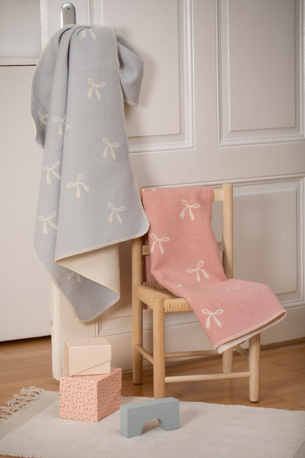 Pink Bows Allover Juwel Bassinet Blanket